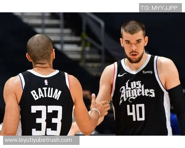 巴图姆发球踩线引争议帕金斯怒斥这球太愚蠢像业余篮球